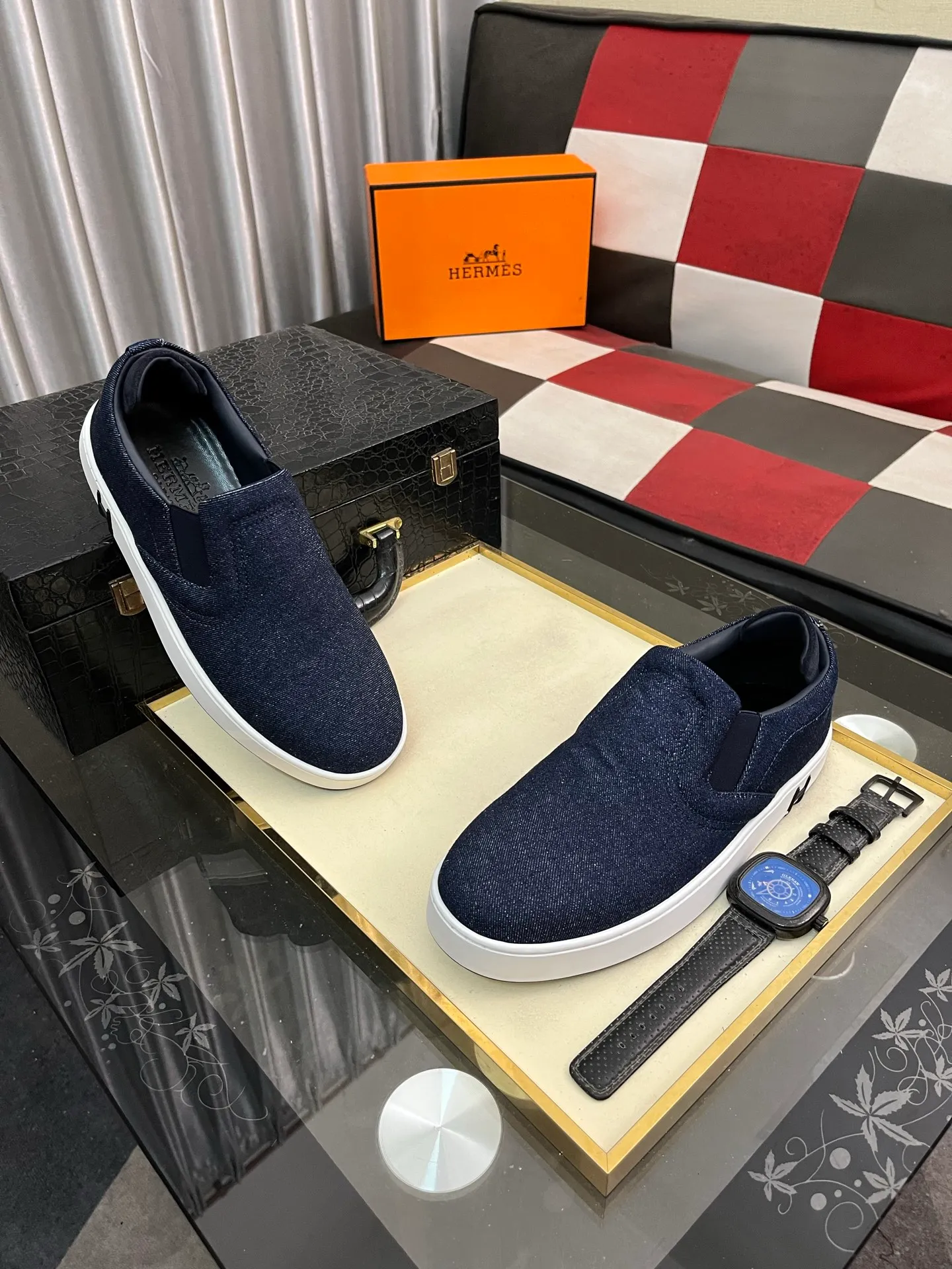 Men's Men's Shoes💰458⌚️⌚️HERMES/Hermès Hugo sneakers are casual men's shoes. These sneakers are made of imported first-layer cowhide leather and breathable mesh design. The contrasting color design creates a dynamic and modern shape. The front end of the toe is decorated with natural-color rubber inlays, making it novel and fashionable. The texture is incomparable, with cowhide lining and cowhide foot pads, the upper foot is comfortable and breathable, and the rubber sole is decorated with geometric patterns and iconic "H" details. A very personal one! Size: 38-44